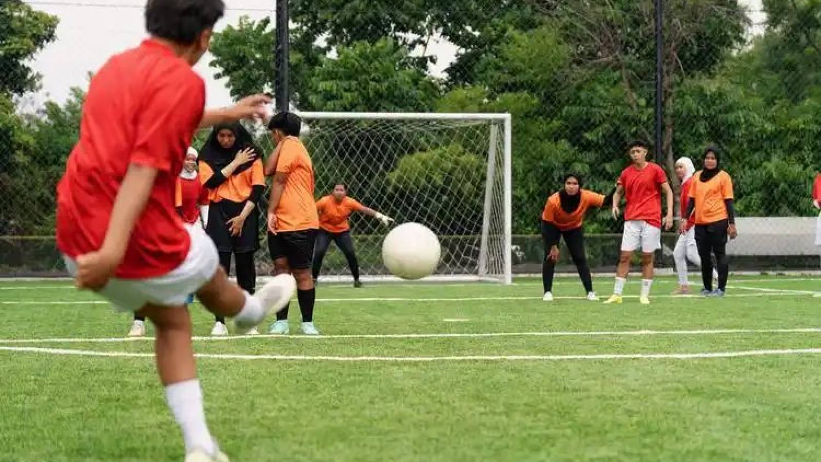 bsports必一运动球迷社区：看台旗帜与助威人群